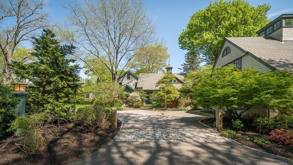99 Essex Street in South Hamilton