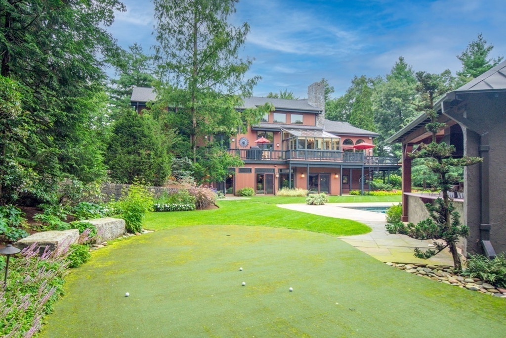 6 Mountain View Dr in Framingham