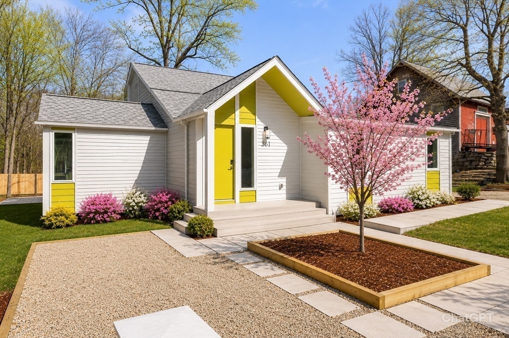 561 Beechwood St in Cohasset