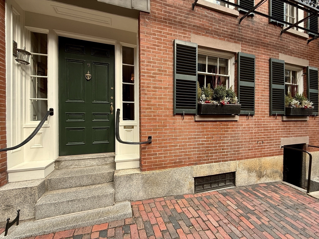 9 West Cedar St in Boston