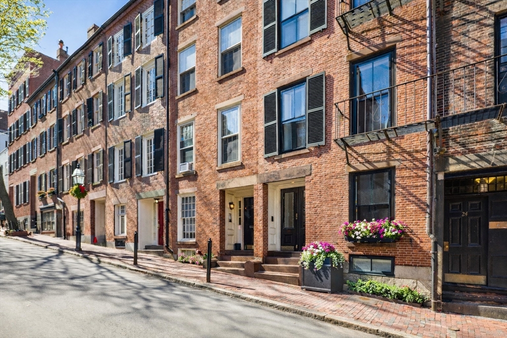 22 Joy St #22 in Boston