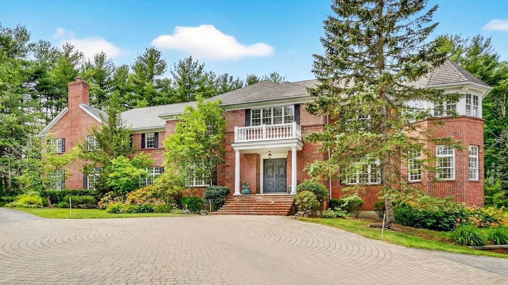451 Wellesley St in Weston