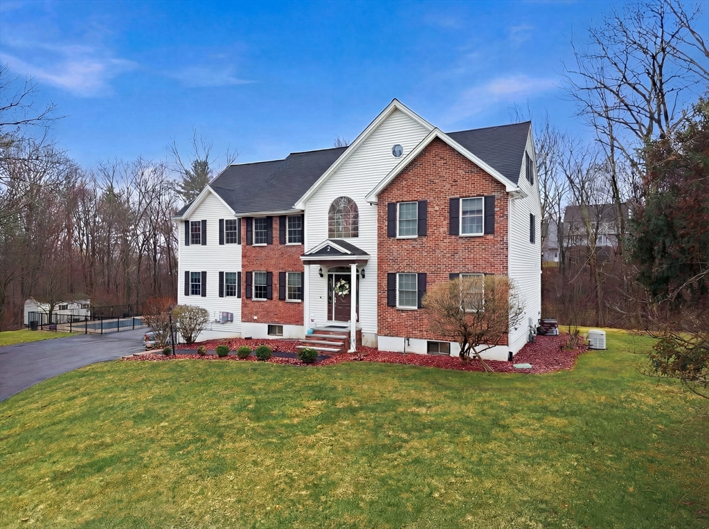 2 Hitching Post Ln in Methuen