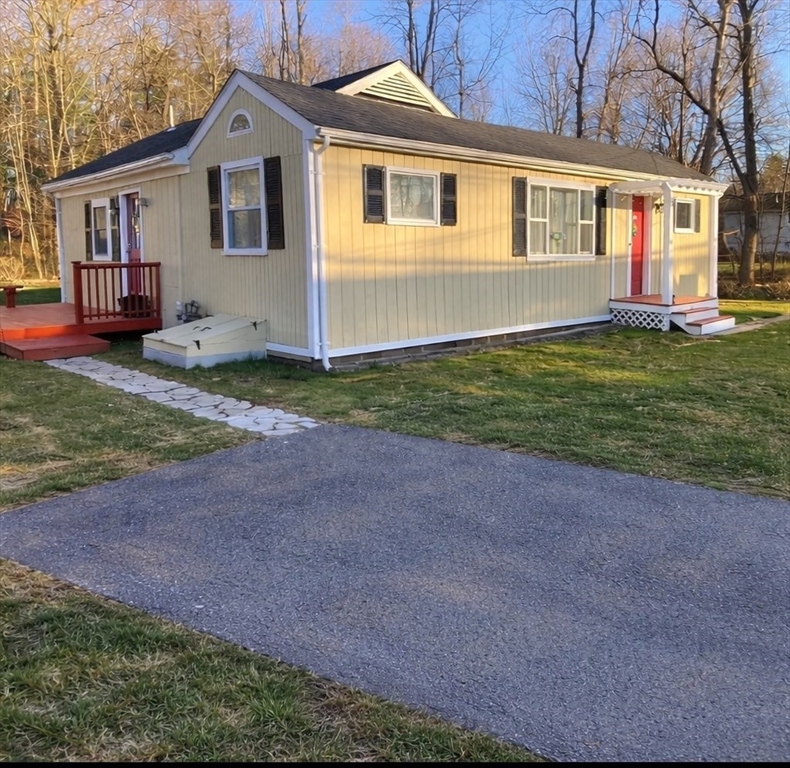 27 Morgan Rd in Holbrook