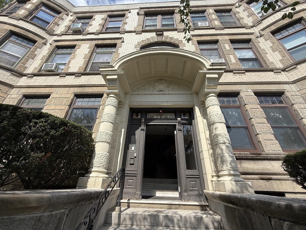 33 Westbourne Ter #3 in Brookline
