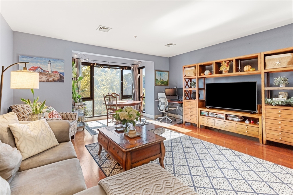 533 Cambridge St #308 in Allston