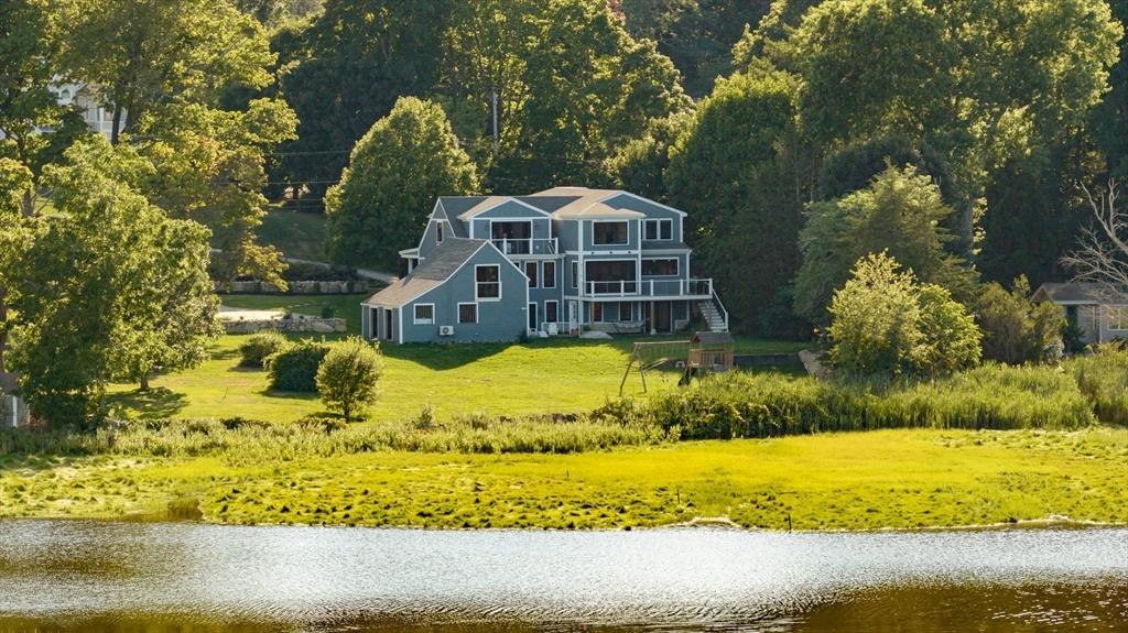 392 S Main St in Cohasset