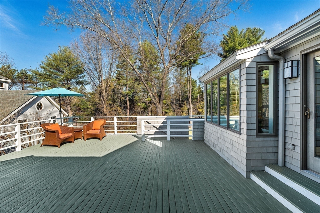 39 Kings Grant Rd in Weston