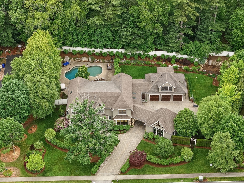 4 Abbott Ln in Bedford