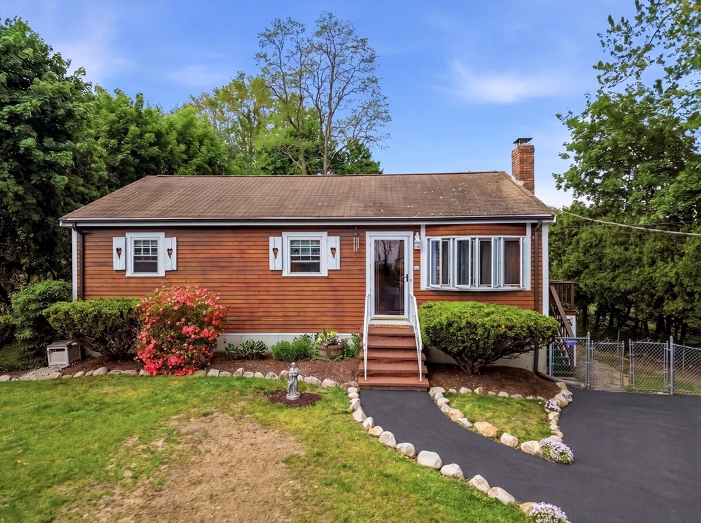 33 Quincy St in Holbrook
