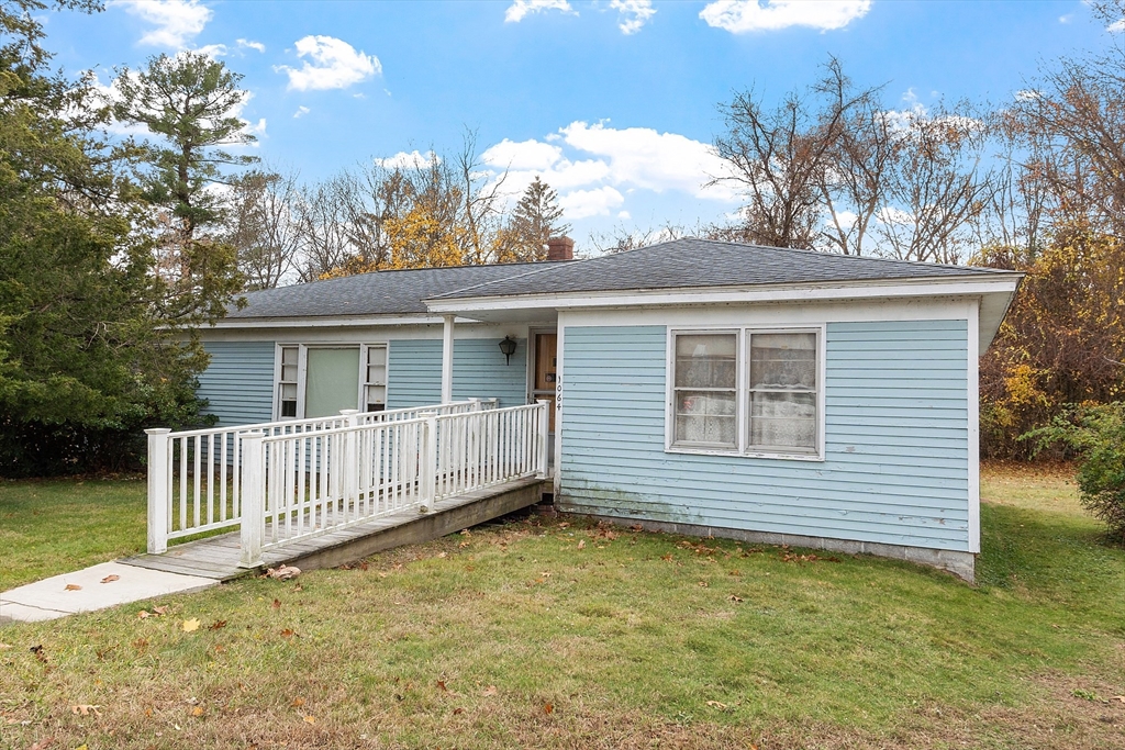1064 Lakeview Ave in Dracut