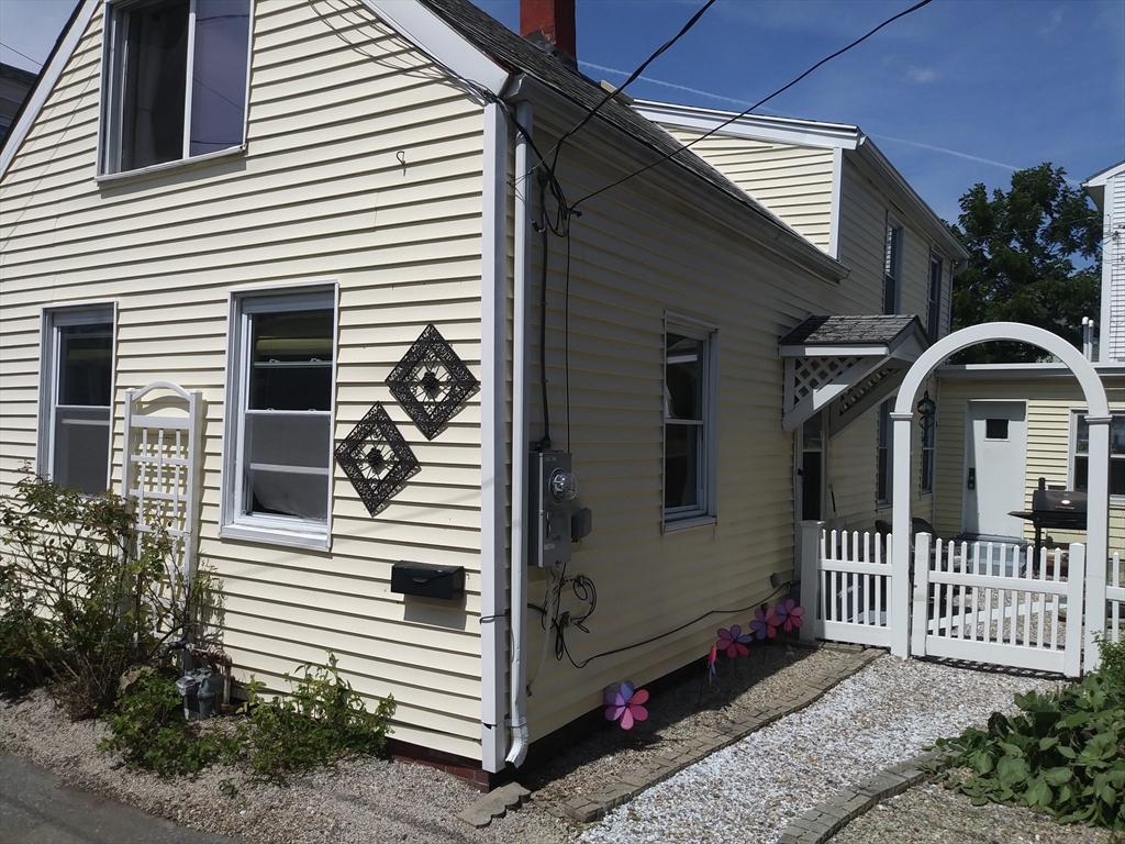 4 Lewis Ct in Gloucester