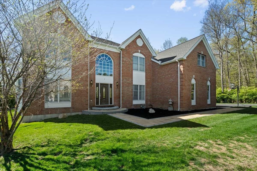 7 Dickinson Circle in Shrewsbury