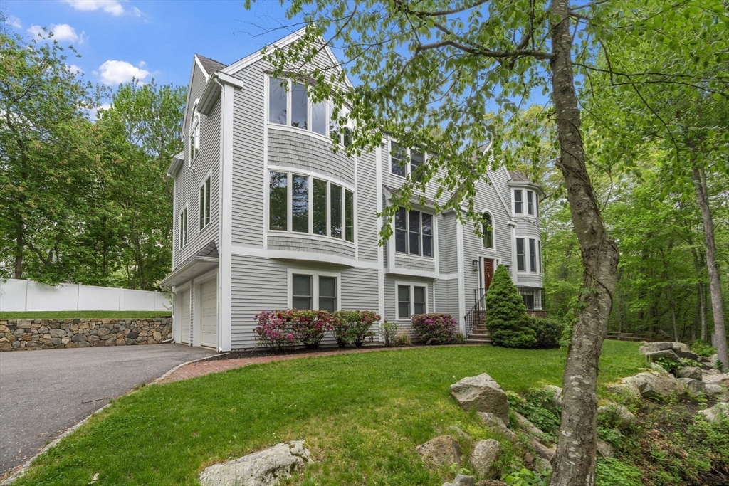 10 Heritage Ln in Cohasset
