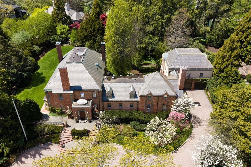 40 Singletree Rd in Chestnut Hill