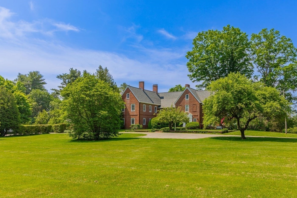 82 River Rd in Topsfield