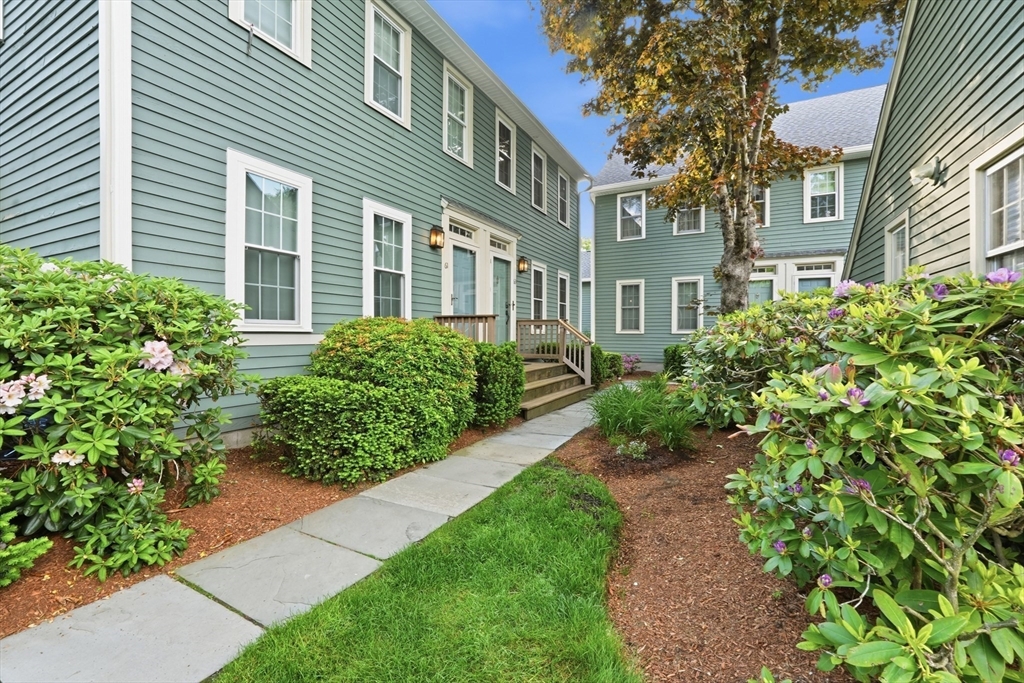63 Brookdale Cir #63 in Shrewsbury