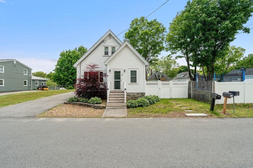 17 Juliette St in Andover