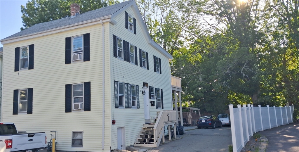 90 School St in Taunton
