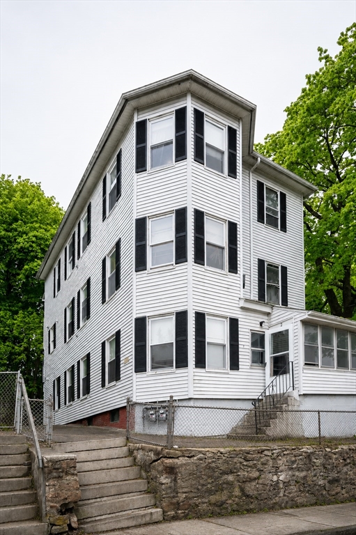 2 E Kendall St in Worcester