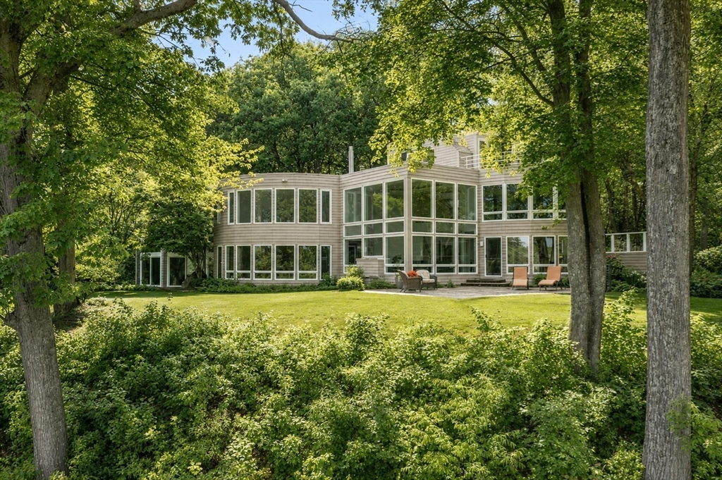 389 River Rd in Carlisle