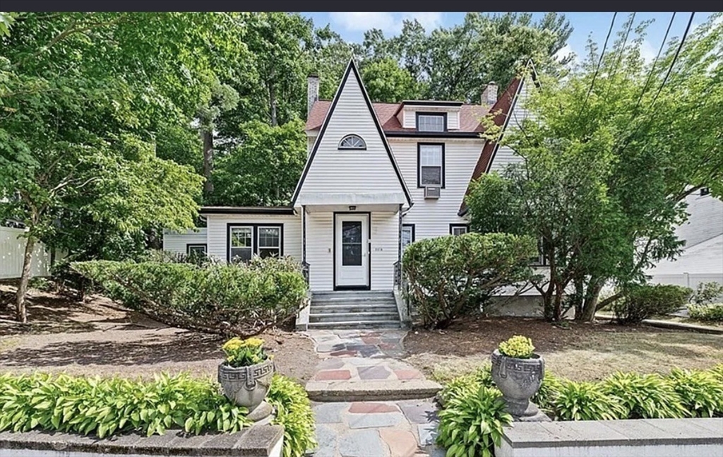 2084 Washington St in Newton Lower Falls