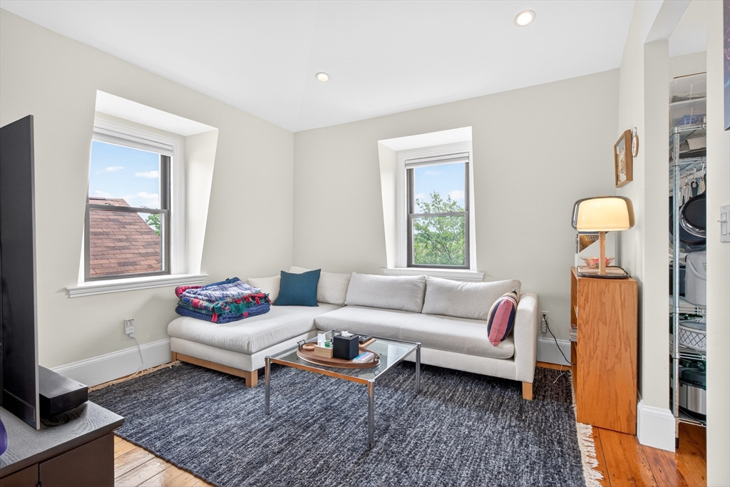 113 Chestnut Ave #3 in Jamaica Plain