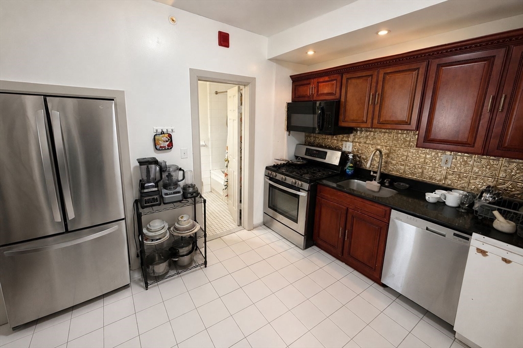 285 Lynn Shore Dr #101 in Lynn