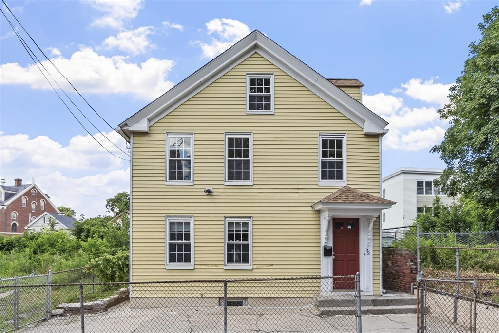 52 Auburn St in Lowell