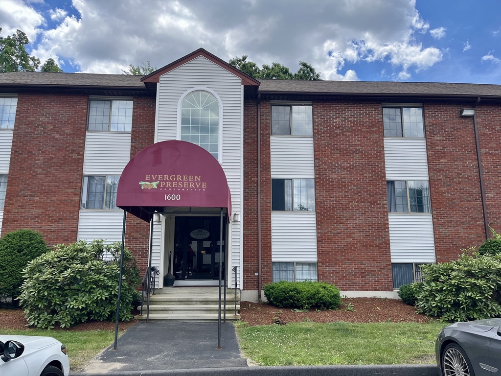 1600 Skyline Dr #6 in Lowell