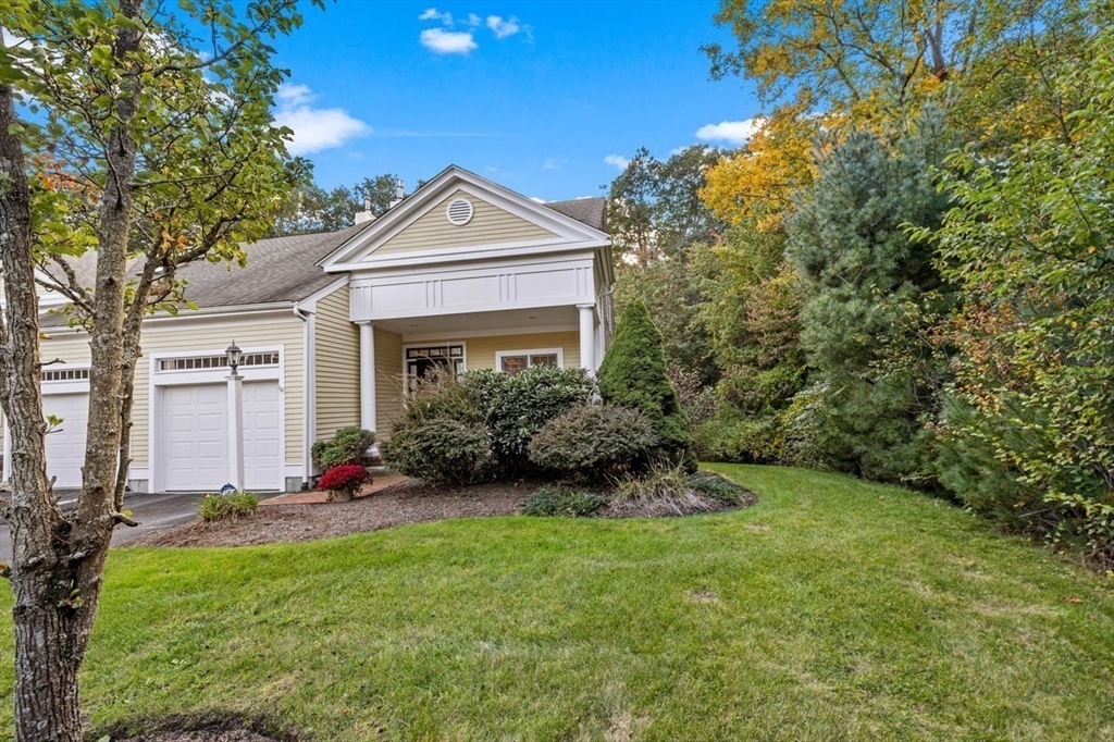 25 Whiting Ln #25 in Hingham