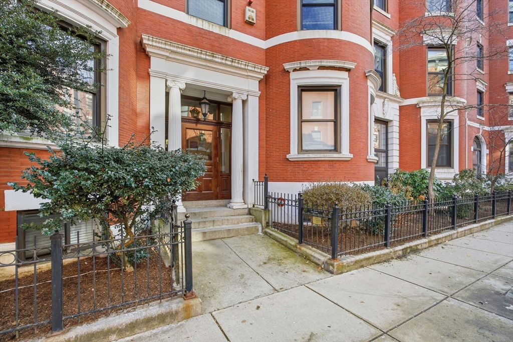 96 Gainsborough St #404W in Boston