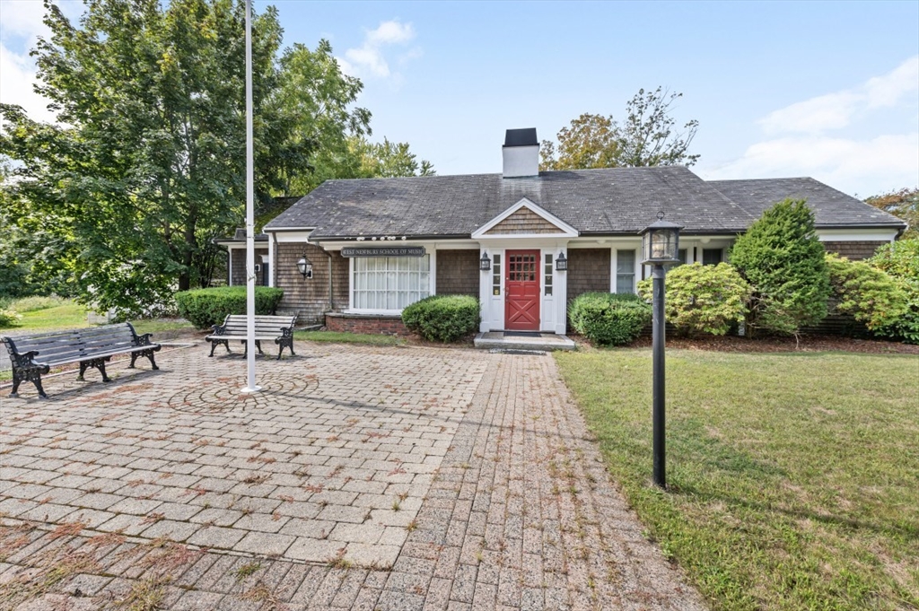 11 Maple St in West Newbury