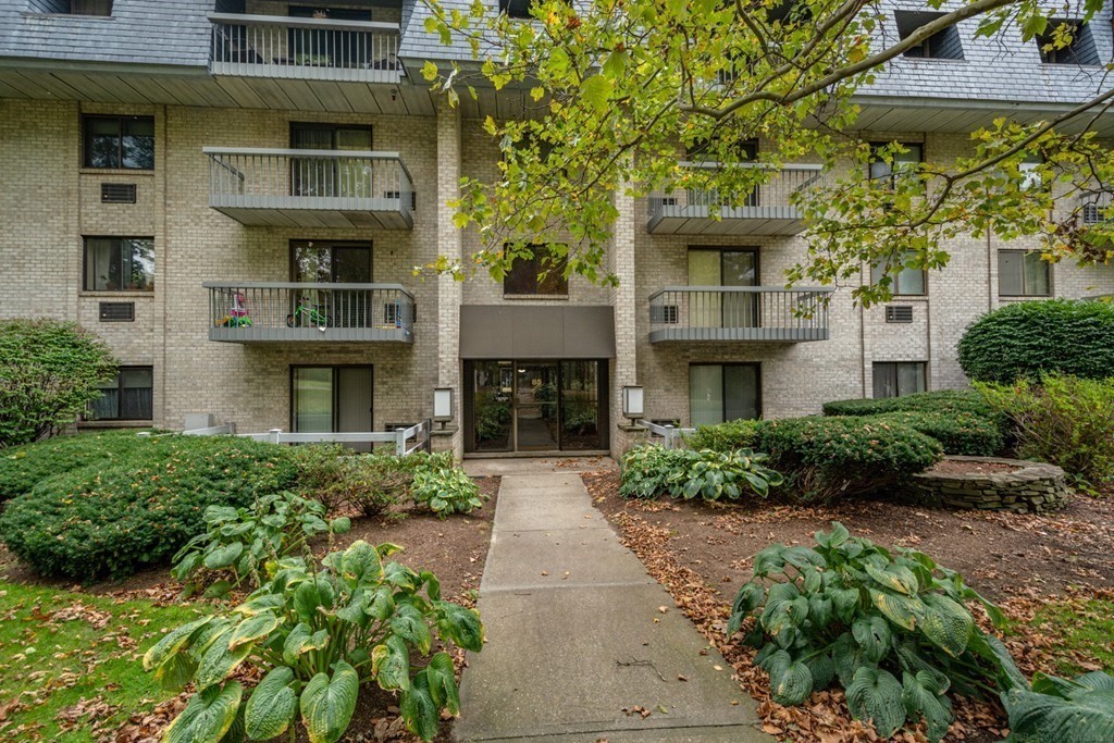 85 Commons Drive #301 in Shrewsbury