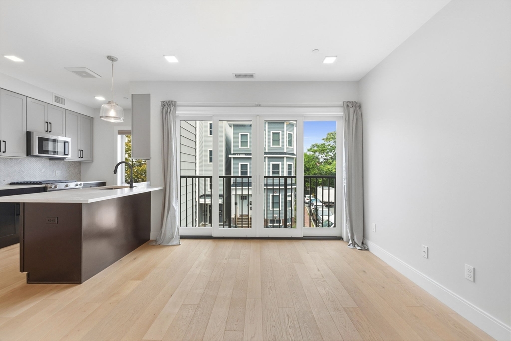 287 Maverick St #U202 in Boston
