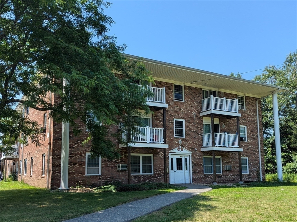 16 Woodman Way #8 in Newburyport