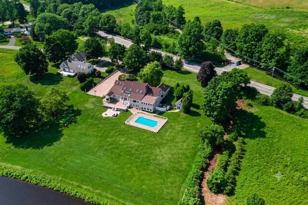 6 Lynbrook Road in Southborough