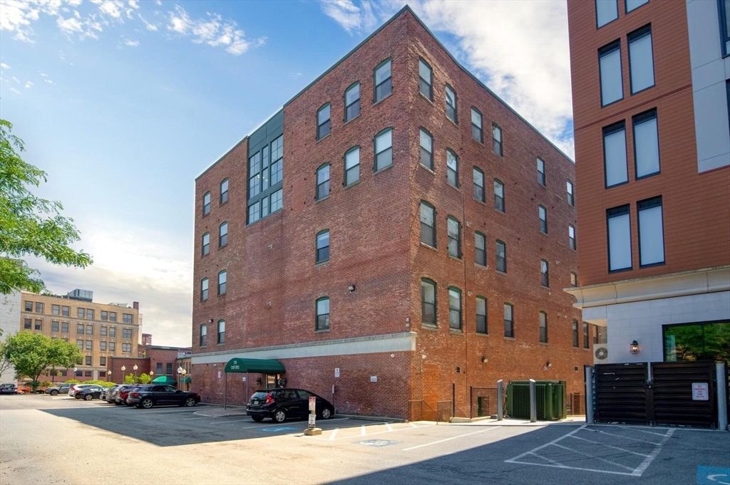 170 Oxford St #403 in Lynn