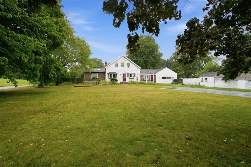 1 Mohawk Dr in North Attleboro