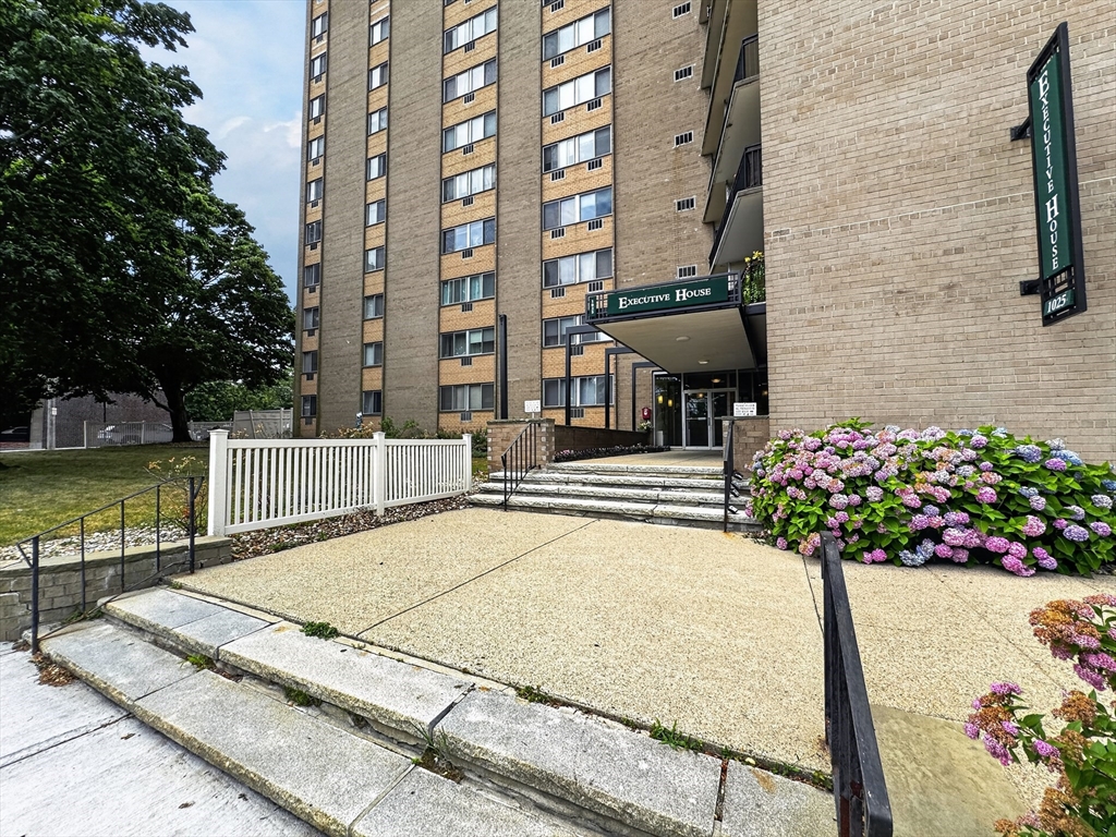 1025 Hancock St #8C in Quincy