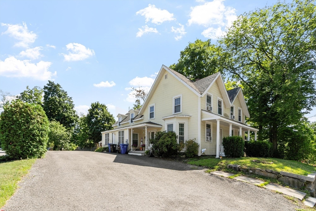 19 Main St in Shirley