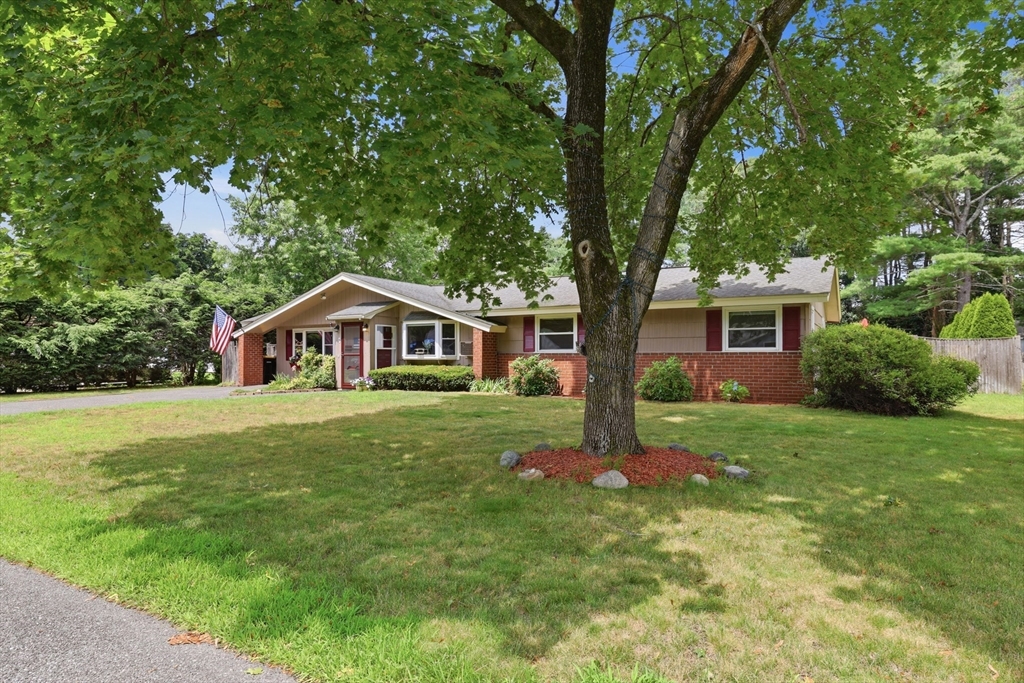 8 Sloane Dr in Framingham