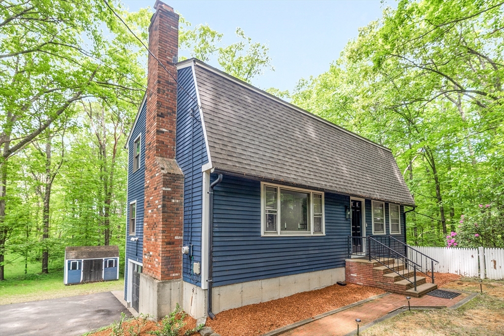9 Colonial Rd in Sutton