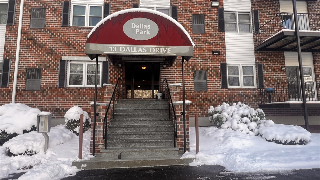 13 Dallas Dr #305 in Dracut