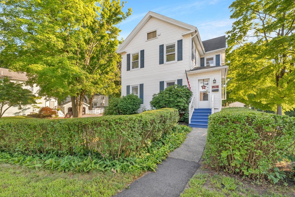 234 Elm St in Amesbury