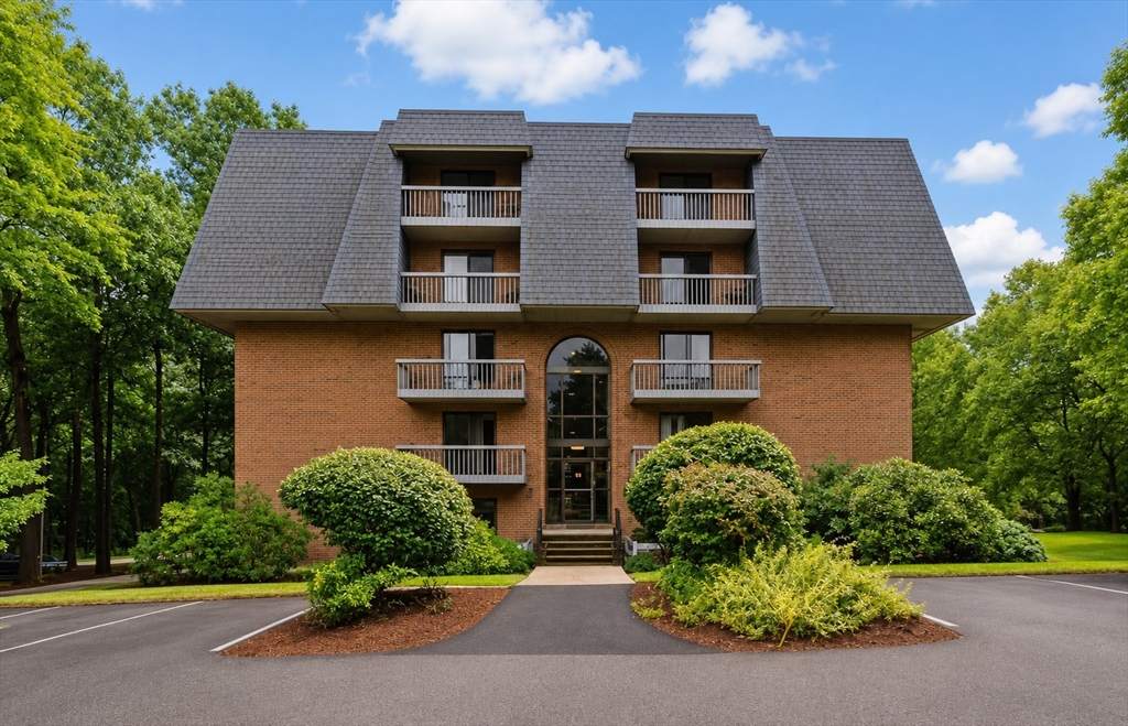 65 Commons Dr #210 in Shrewsbury