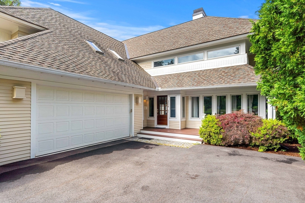 204 Country Club Way in Ipswich
