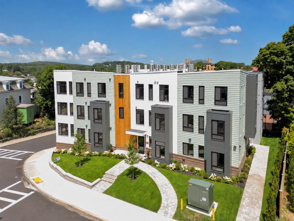 34 OAK Street #304 in Hyde Park