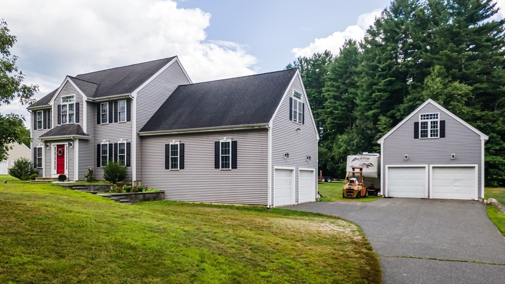 562 Mendon Rd in Sutton