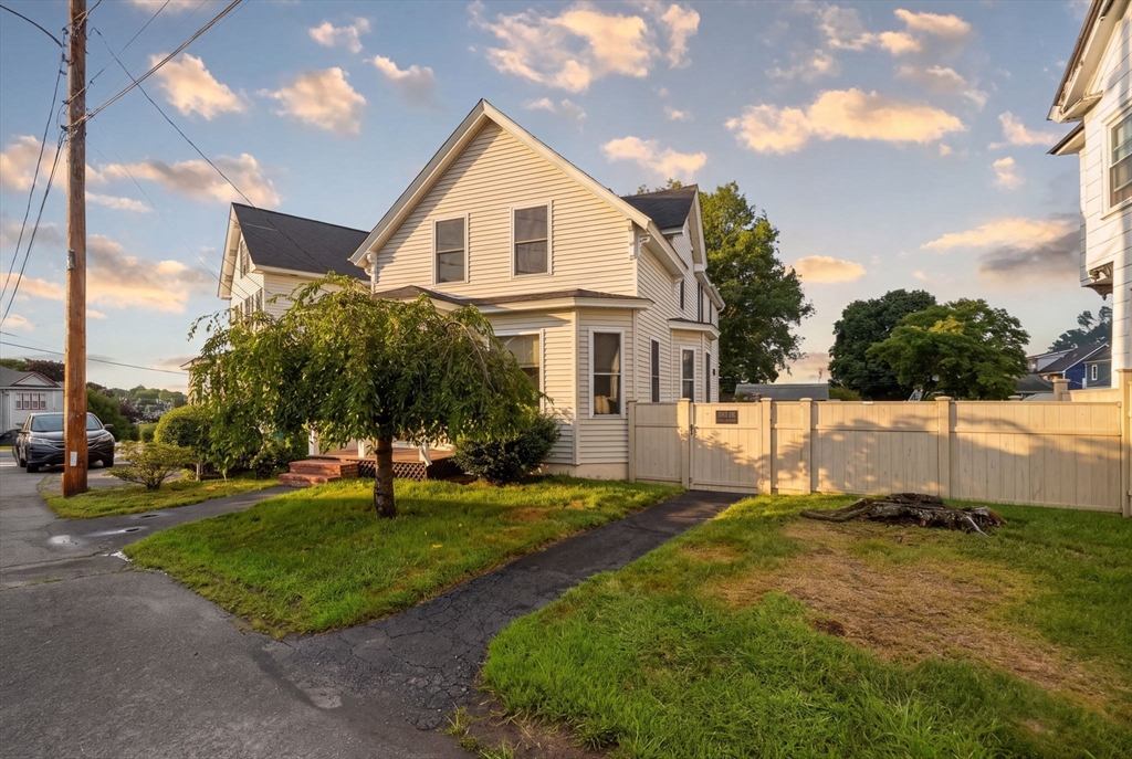 87 Crescent St in Lowell